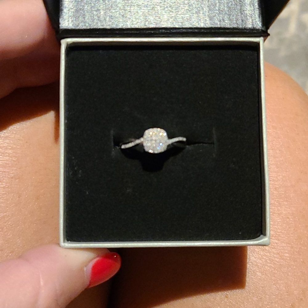 GENUINE 1/6 Ct Diamond Ring - Picture 4 of 8
